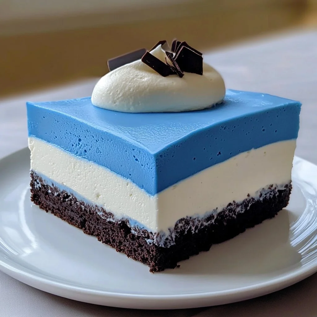 Torta mousse allo yogurt servita su un piatto elegante con decorazioni fresche